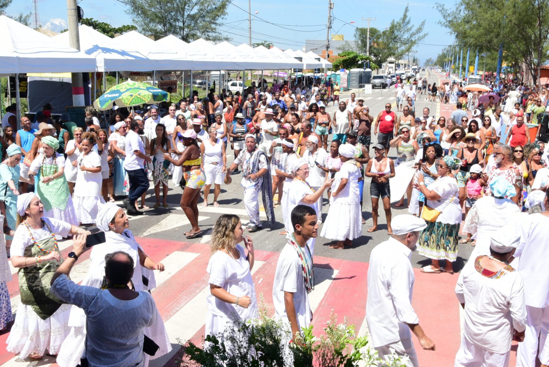 Festival Yemanjá reúne devotos de matriz africana em Itaipuaçu