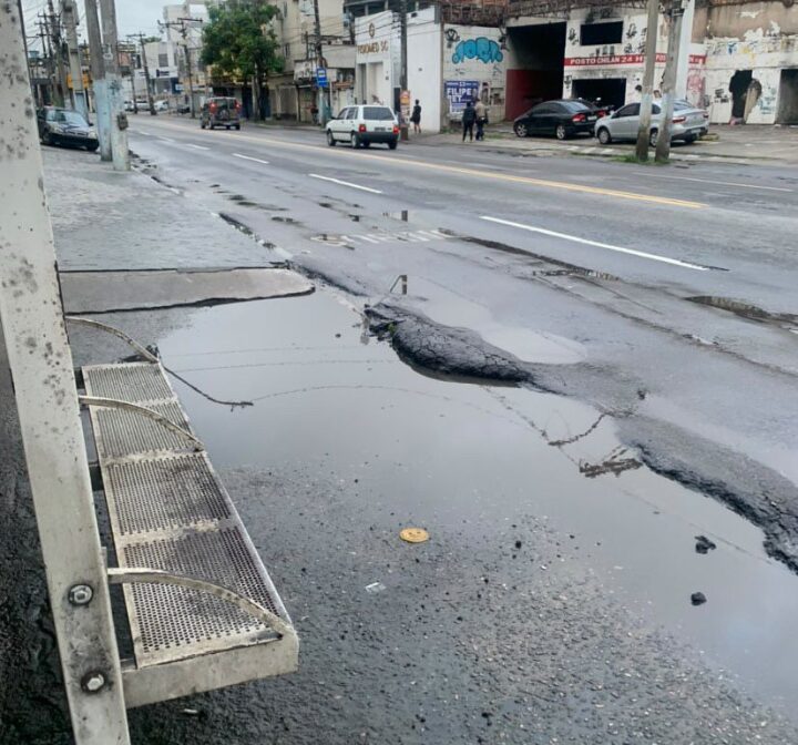 Buraco causa transtorno em rua principal de São Gonçalo