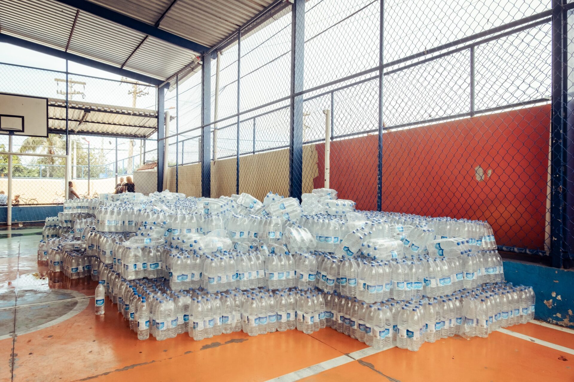 Adiada distribuição de água mineral em escola municipal de Itaipuaçu