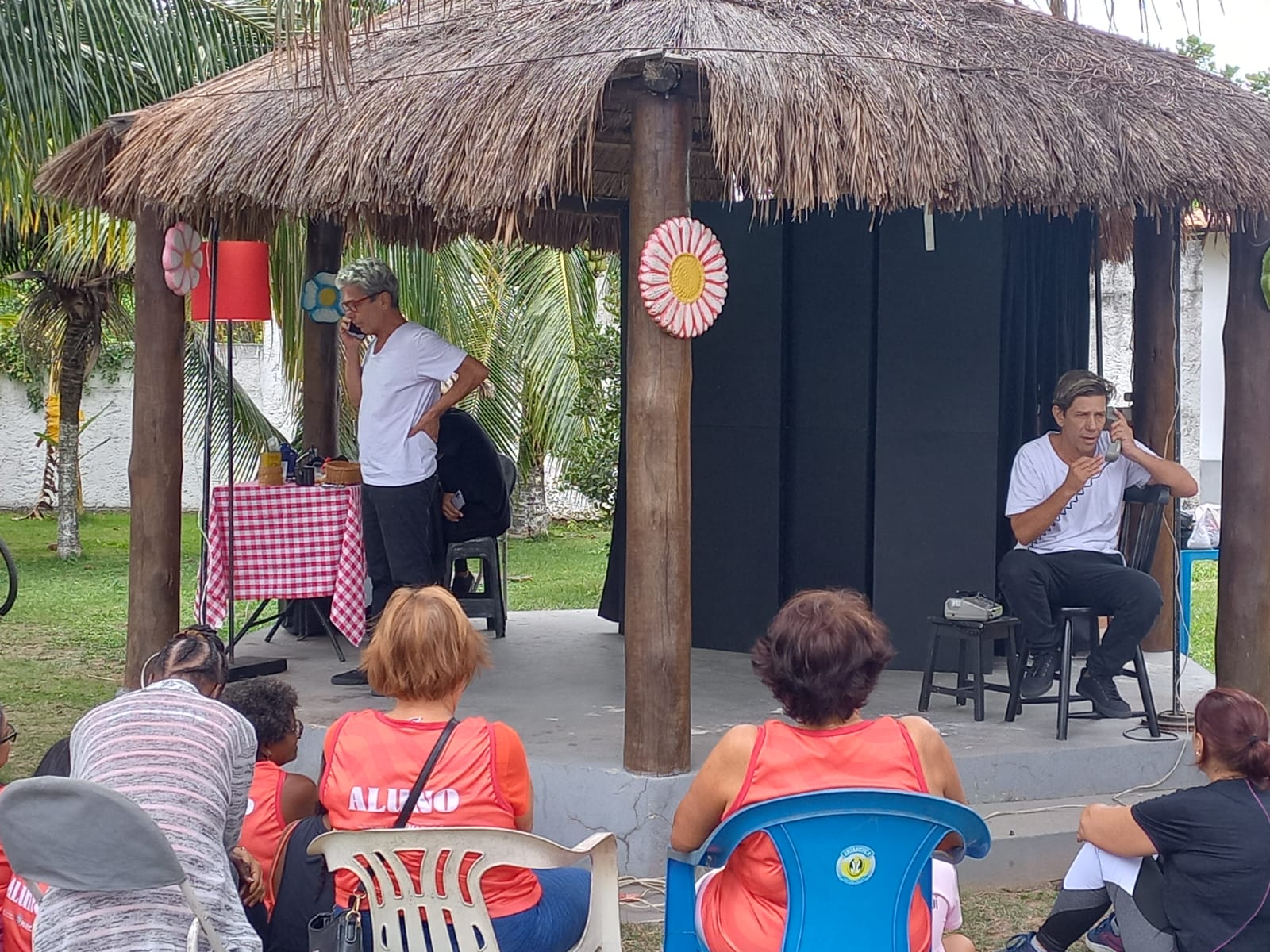 Casa da Terceira Idade de Bambuí recebe espetáculo teatral