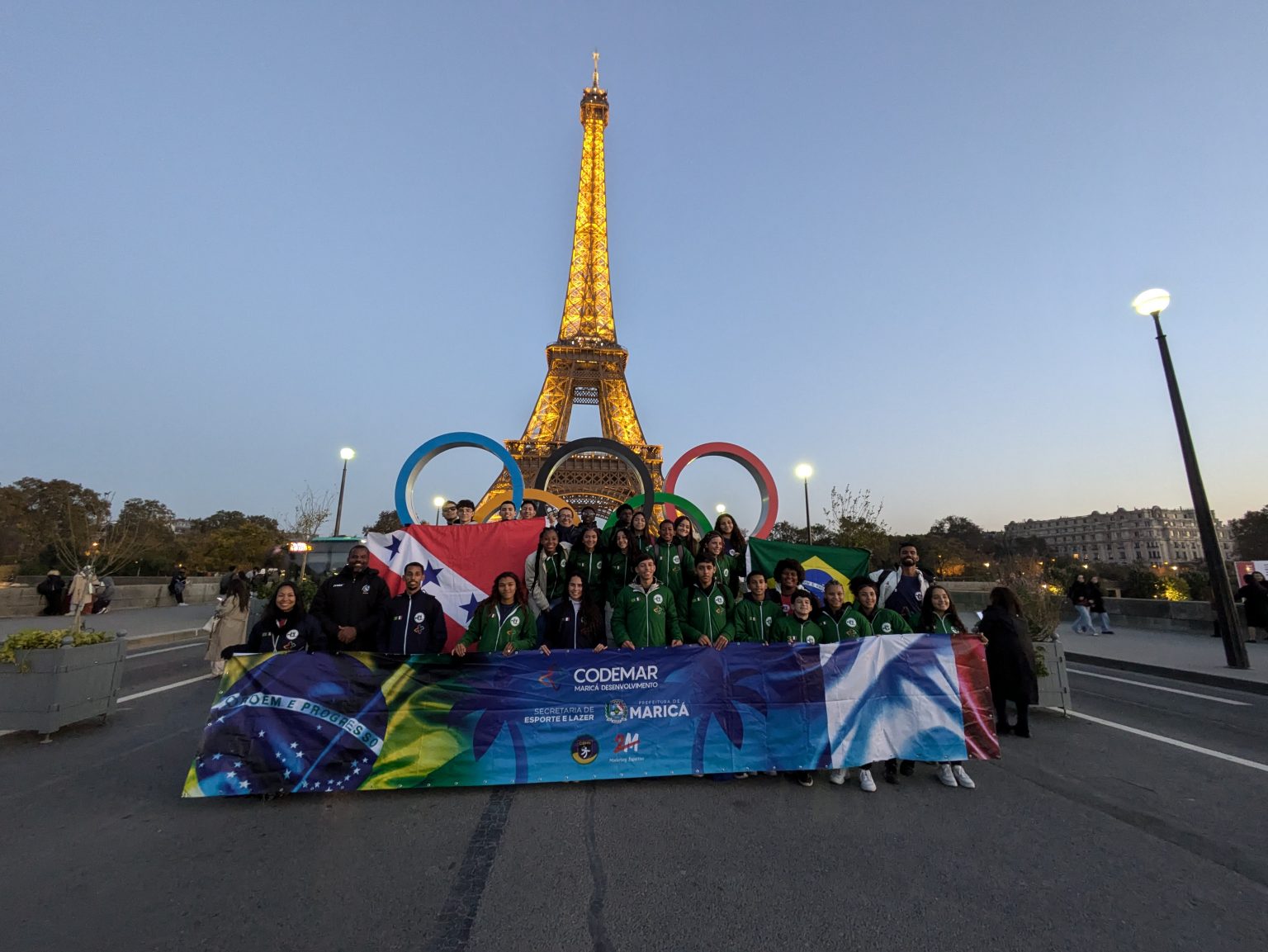 Torre Eiffel e passeio nas ruas de Paris: jovens maricaense se despedem de intercâmbio na França