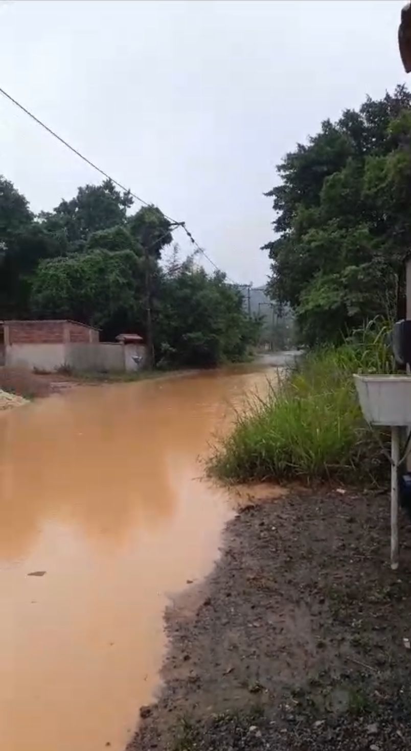 Moradores de Itaipuaçu denunciam descaso em vias alagadas