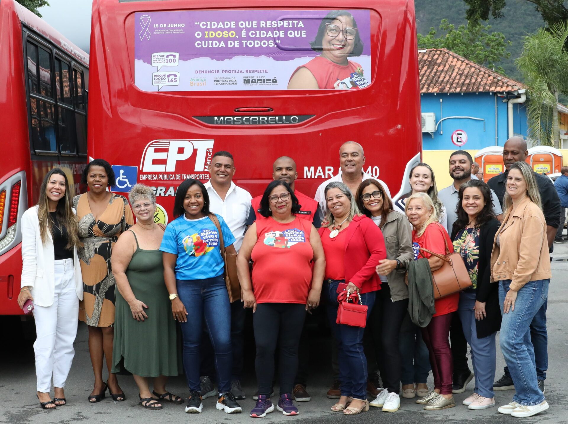 Secretaria da Terceira Idade promove campanha Junho Violeta em ônibus da EPT