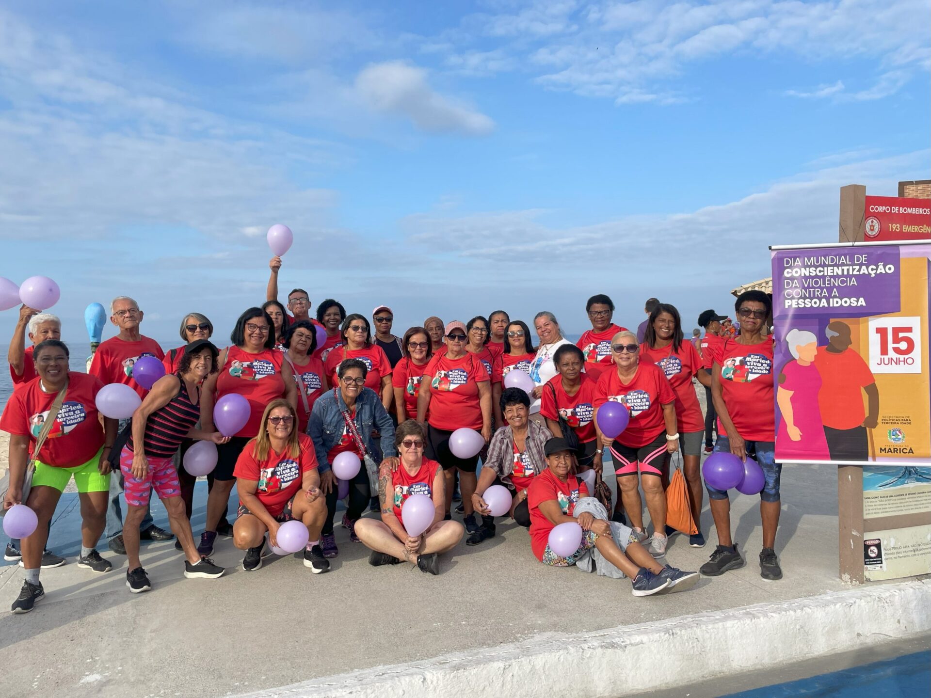 Caminhada de combate à violência contra a pessoa idosa reúne dezenas de pessoas em Itaipuaçu