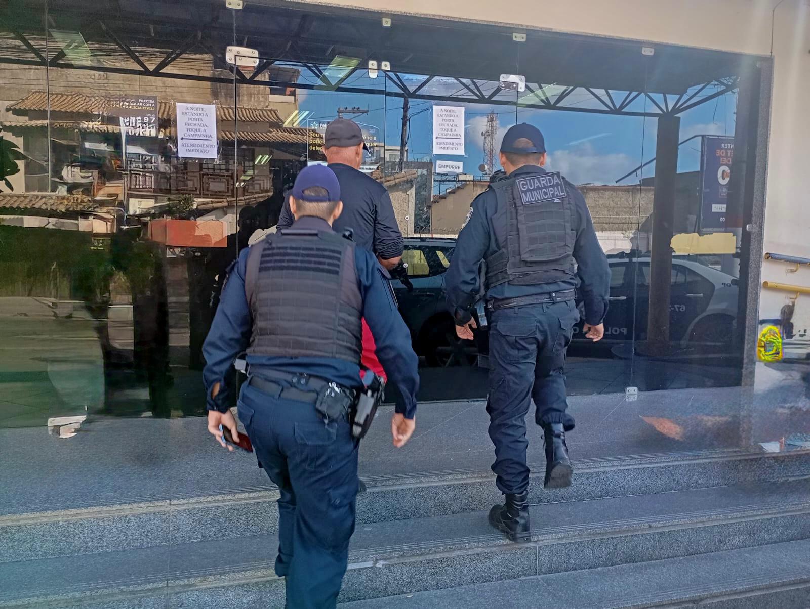 Foragido é preso após ser flagrado por câmeras do Ciosp