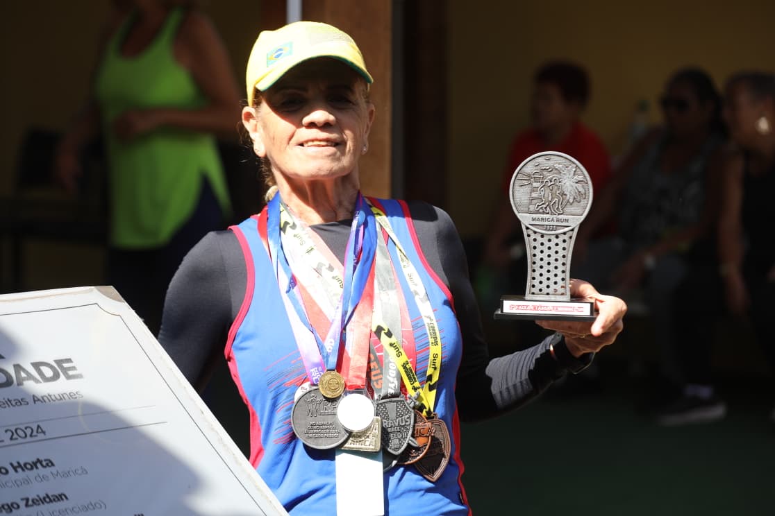 Aos 67 anos, aluna da Casa do Idoso de Maricá conquista medalhas e troféus em corridas