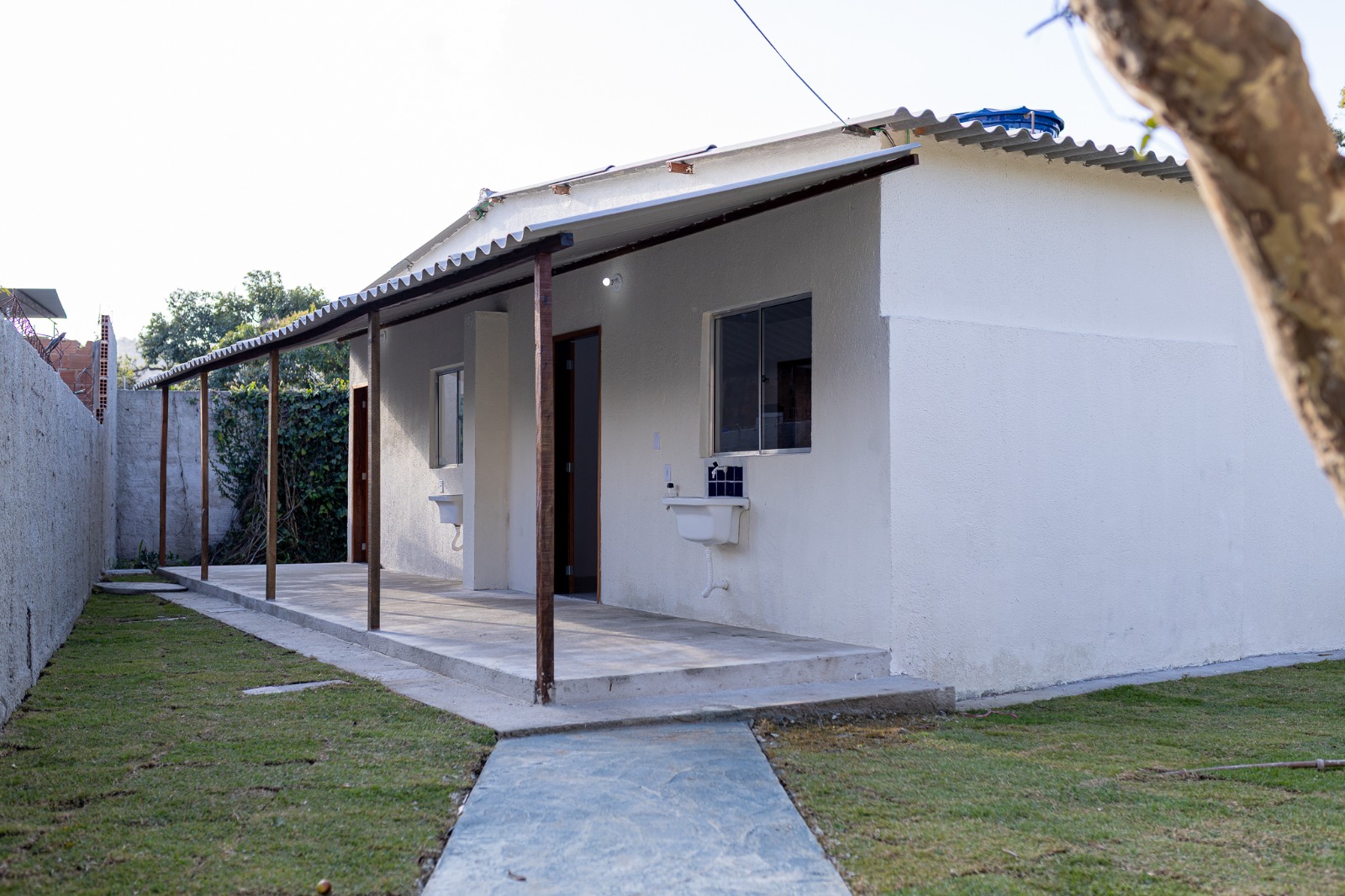 Prefeitura de Maricá entrega casas reformadas a famílias do município