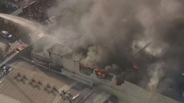 Incêndio atinge loja do Amigão no Largo da Freguesia, Zona Oeste do Rio