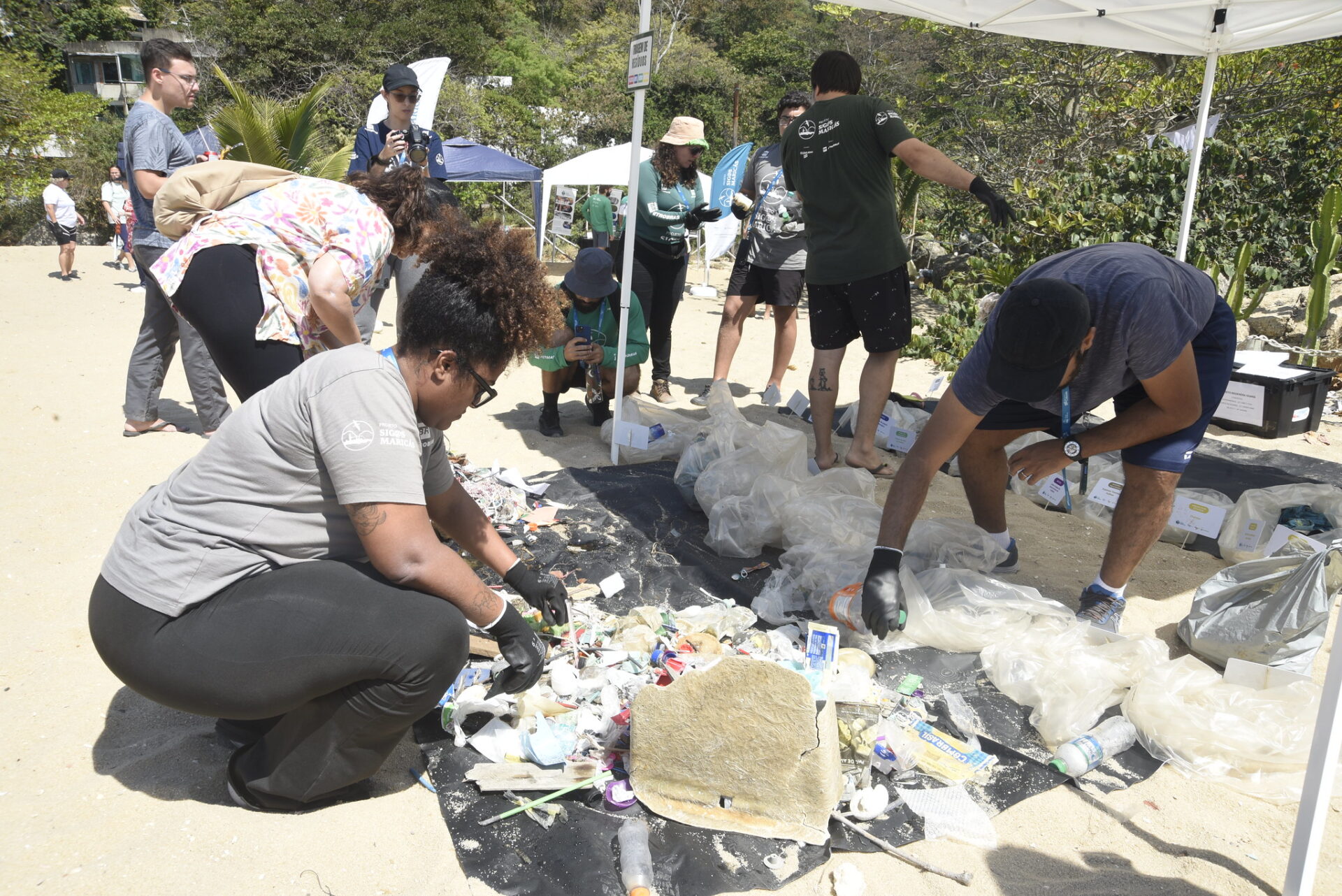 Mutirão de limpeza recolhe resíduos e distribui 70 mudas de plantas na Praia do Recanto, em Itaipuaçu
