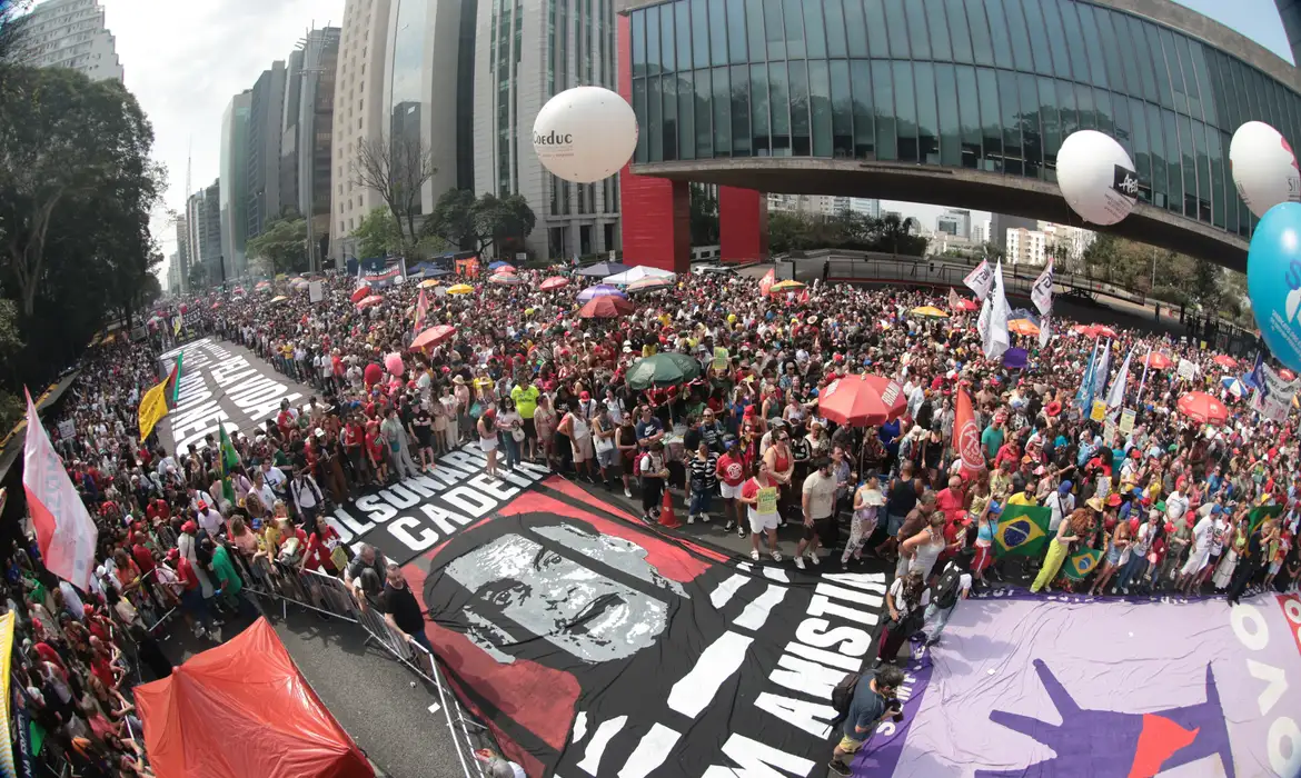 Brasil vai às ruas: protestos pedem prisão de Bolsonaro e rejeição à PEC da Blindagem