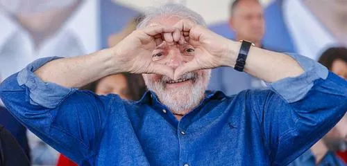 Acadêmicos de Niterói lança samba-enredo em homenagem a Lula para o Carnaval 2026