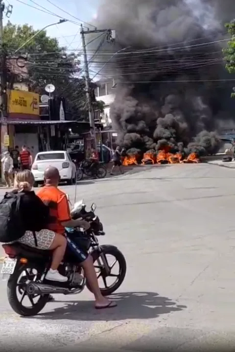 Fogo em barricadas e ruas fechadas marcam manhã de caos em São Gonçalo