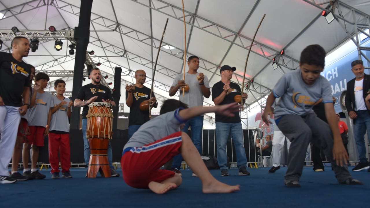 Crianças vivenciam capoeira no segundo dia do ‘Volta ao Mundo Bambas’ em Maricá