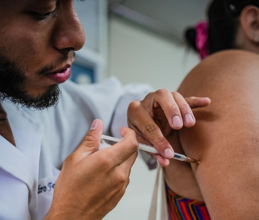 Prefeitura de Maricá aplica cerca de 500 doses de vacinas na Festa Literária Internacional de Maricá