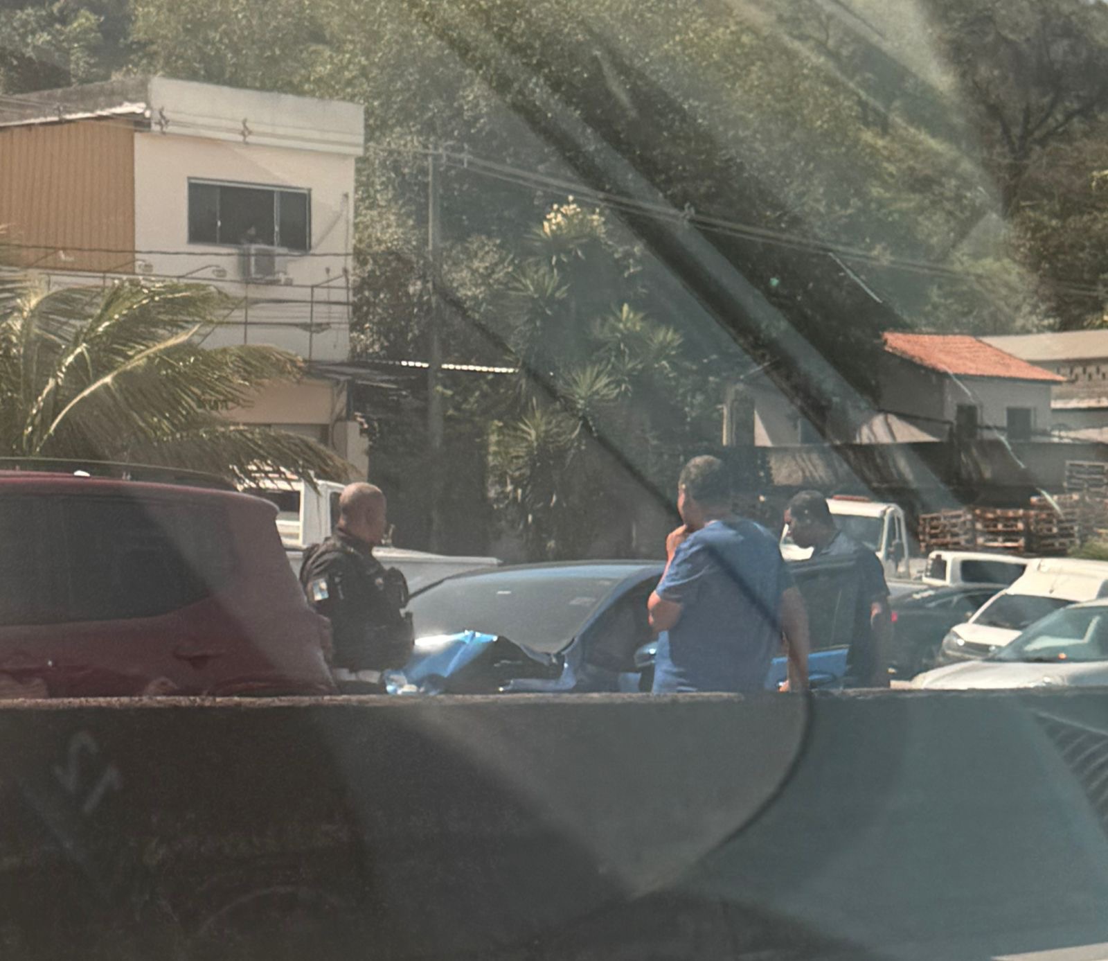 Acidente causa trânsito na RJ-104, sentido Niterói, na altura do Colubandê