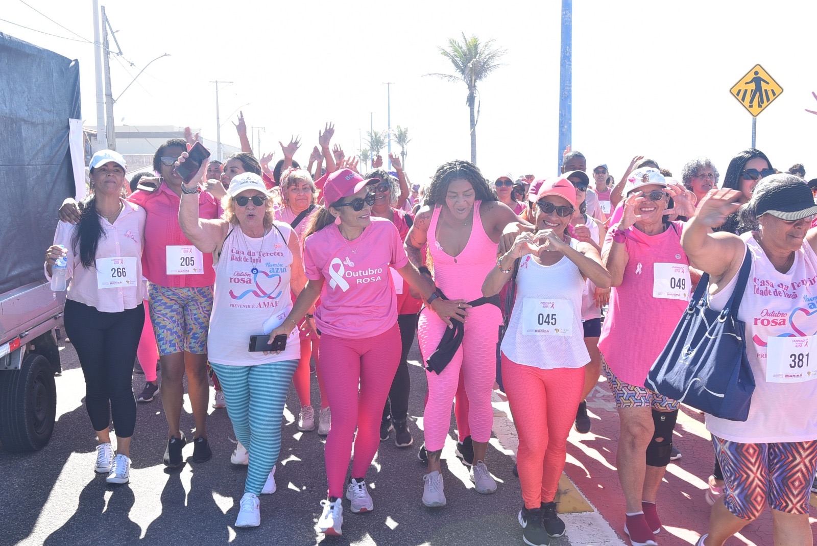 Caminhada do Outubro Rosa reúne 600 idosos na Orla de Itaipuaçu e promove conscientização sobre saúde em Maricá