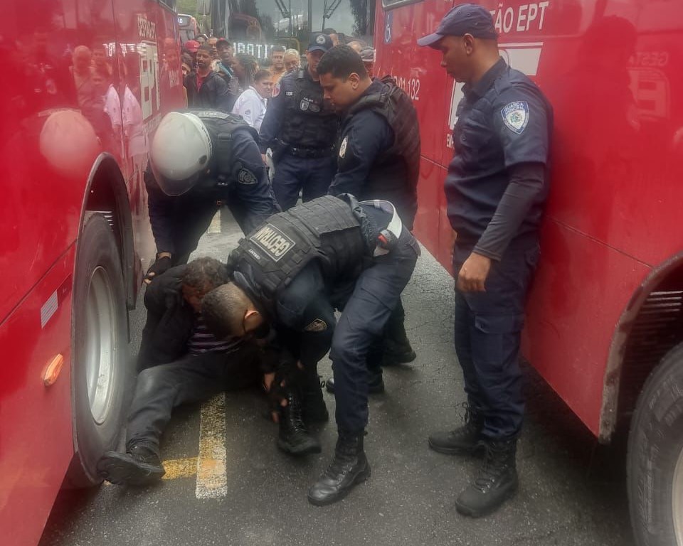 Foragido por homicídio e suspeito com drogas são presos em Maricá