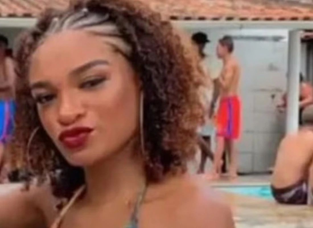 Mulher é morta a tiros no Complexo do Salgueiro, em São Gonçalo, durante passeio em família neste domingo (19)