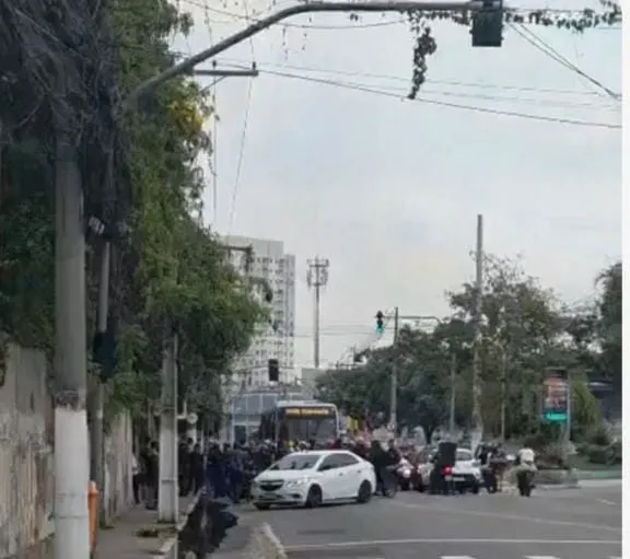 Tentativa de assalto termina com criminoso espancado por populares em Niterói