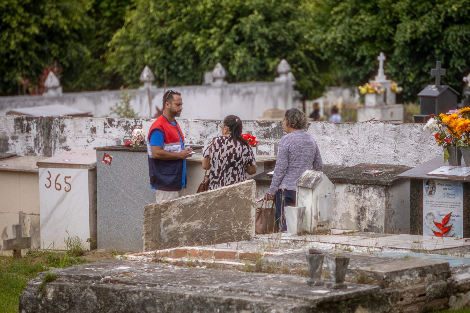 Feriado de Finados reúne milhares de pessoas no Cemitério Municipal de Maricá