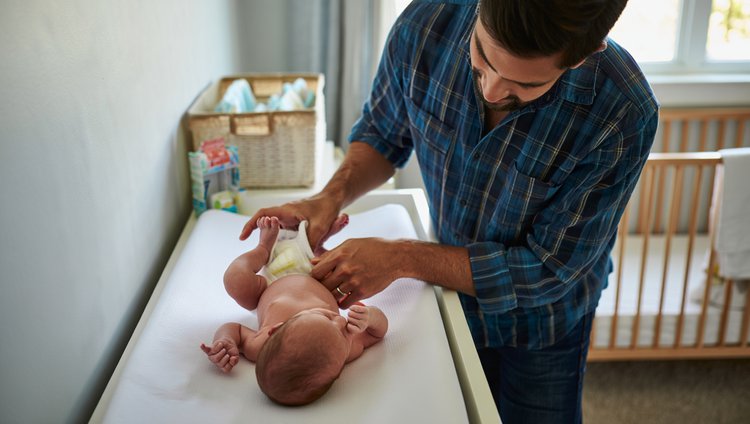 Câmara aprova ampliação da licença-paternidade para até 20 dias: veja como ficará a mudança