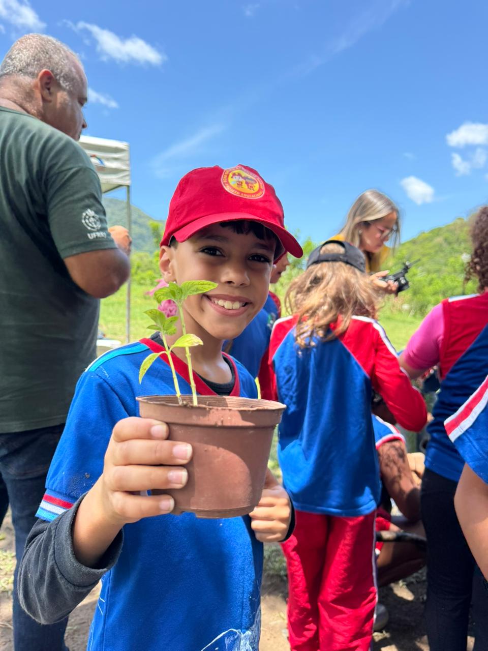 Alunos da rede municipal de Maricá vivenciam cultivo sustentável e a importância de cuidar do meio ambiente