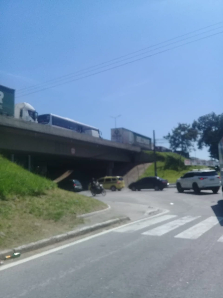 Tiroteio no Jardim Catarina paralisa BR-101 em São Gonçalo nesta quinta-feira (13)