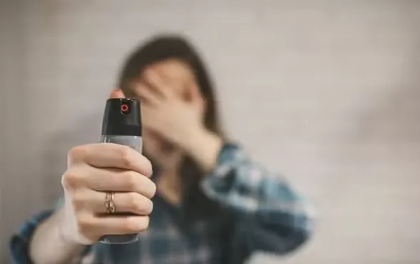 Castro sanciona lei que permite uso de ‘spray de pimenta’ como instrumento de defesa para mulheres no Rio