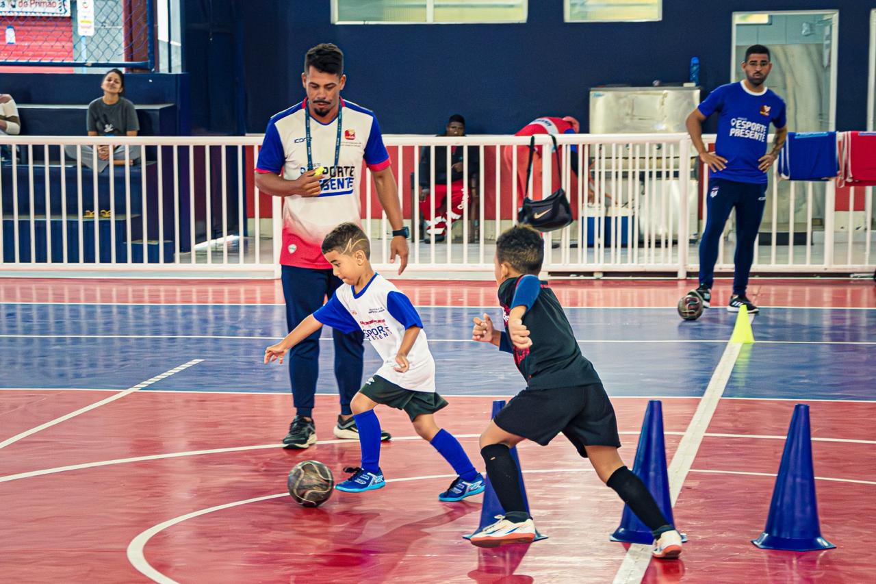 Aulas gratuitas de futsal atendem crianças e adolescentes em Maricá