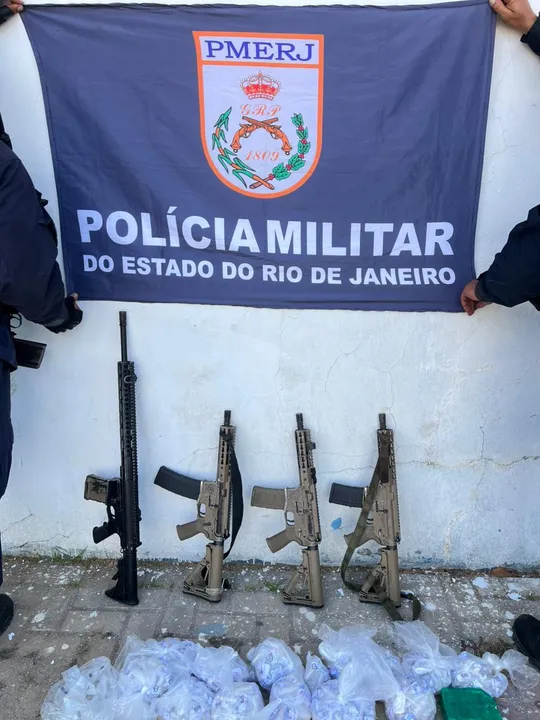 Polícia Militar apreende quatro fuzis e drogas em operação no Zumbi, em São Gonçalo