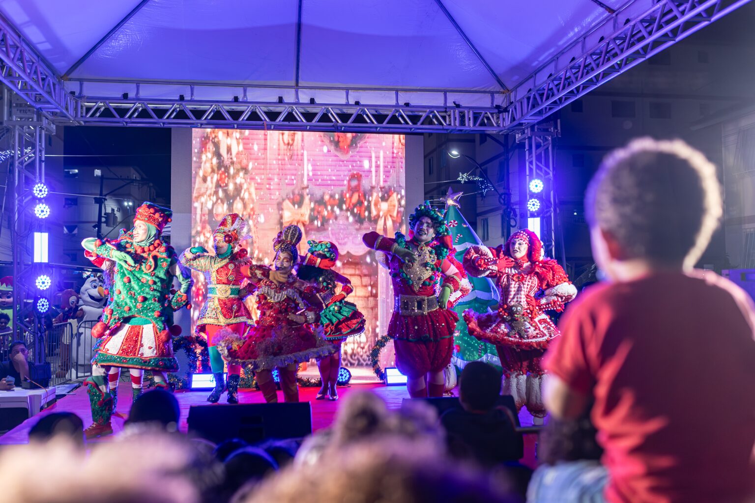 Natal Brasilidade 2025 leva “Fantástica Fábrica do Noel” a condomínio do Minha Casa, Minha Vida em Inoã