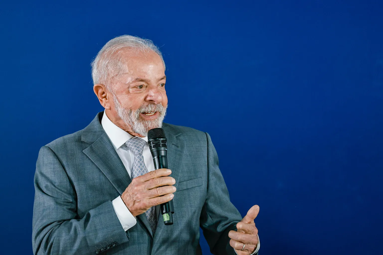 Lula assina indulto natalino de 2025 e exclui condenados por crimes contra a democracia