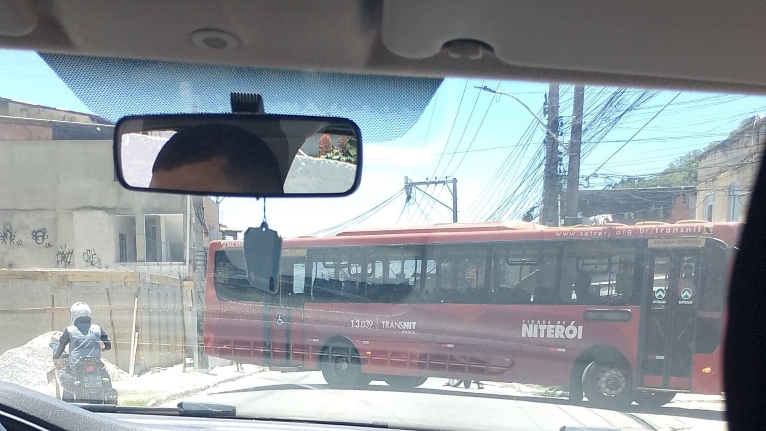 Ônibus é sequestrado e usado como barricada entre Niterói e São Gonçalo 