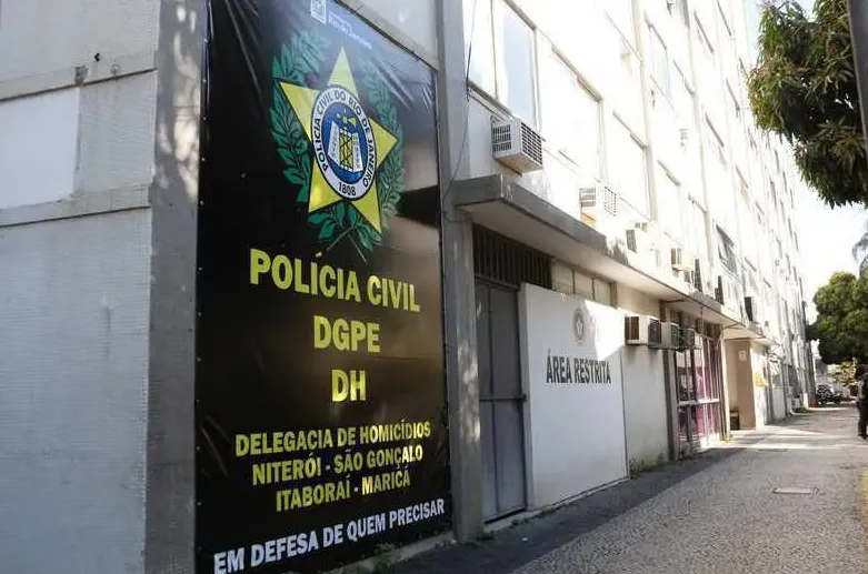 Homem é encontrado morto dentro de carro na Favela da Linha, em São Gonçalo