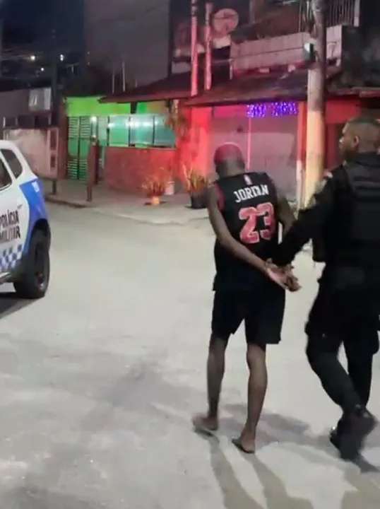 Suspeito morre e outro é detido após tentativa de roubo de veículo em São Gonçalo