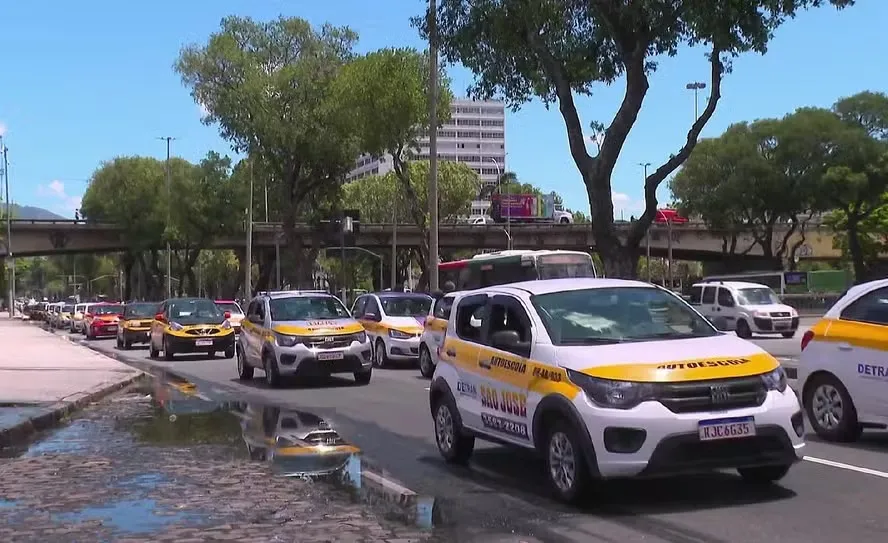 Motoristas de autoescolas realizam protestos contra mudanças no processo da CNH