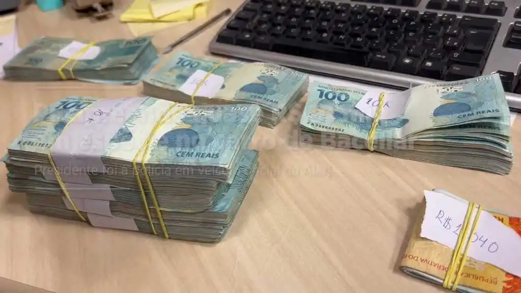 PF acha R$ 91 mil em mochila no carro oficial de Bacellar: presidente da Alerj fica em silêncio sobre origem do dinheiro