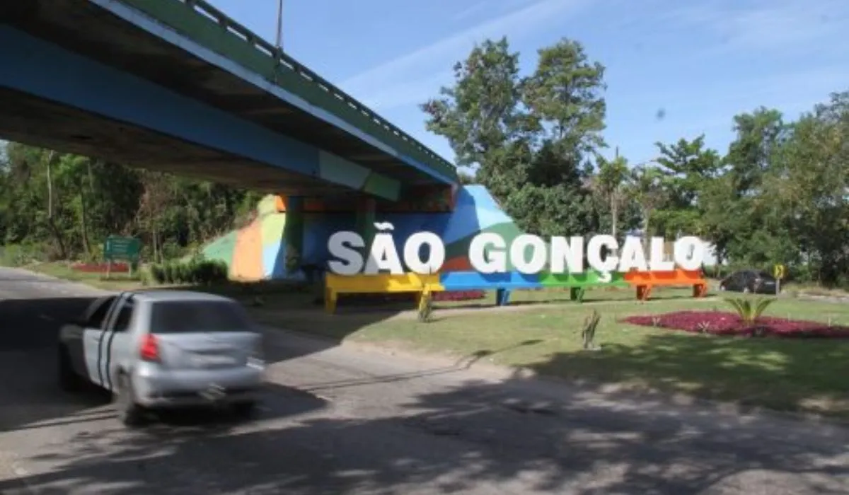 São Gonçalo, com quase 1 milhão de moradores, mantém embarques sem rodoviária oficial