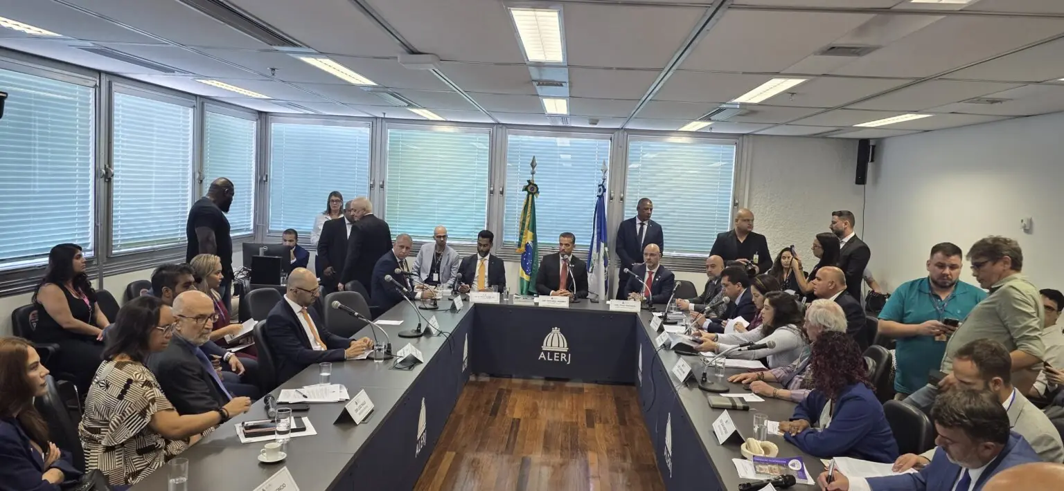 CCJ da Alerj inicia análise que pode manter ou revogar prisão de Rodrigo Bacellar