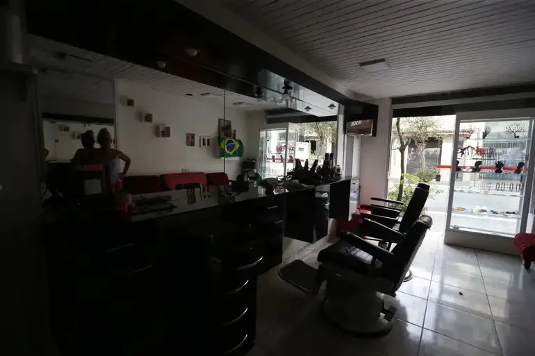 Fortes ventos causam apagões e quedas de galhos em Niterói