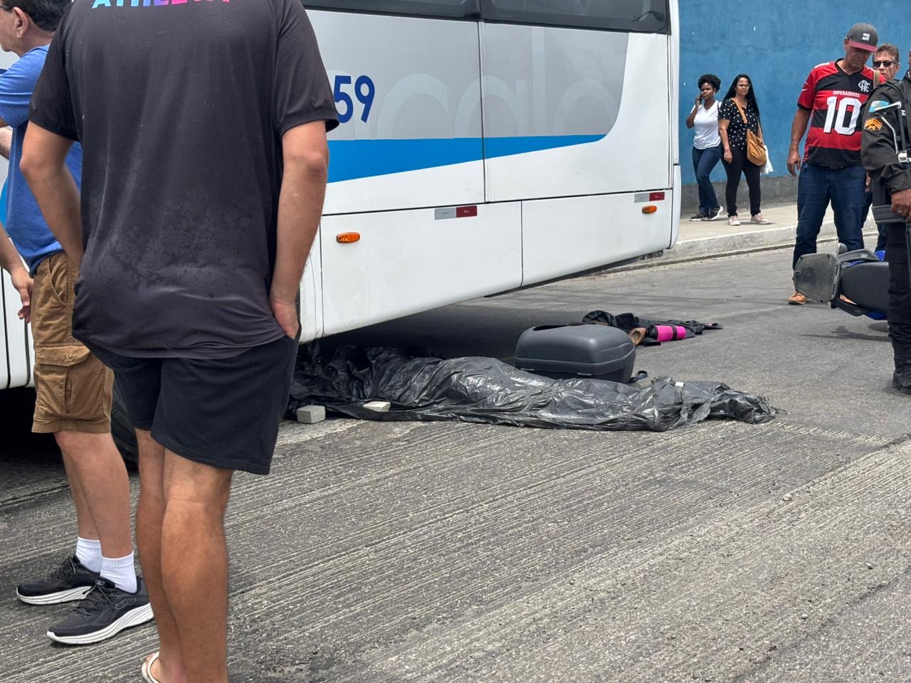 Mulher morre em acidente na Avenida Presidente Kennedy, em São Gonçalo