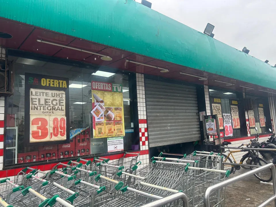 Supermercado em São Gonçalo é interditado e tem mais de meia tonelada de produtos descartados