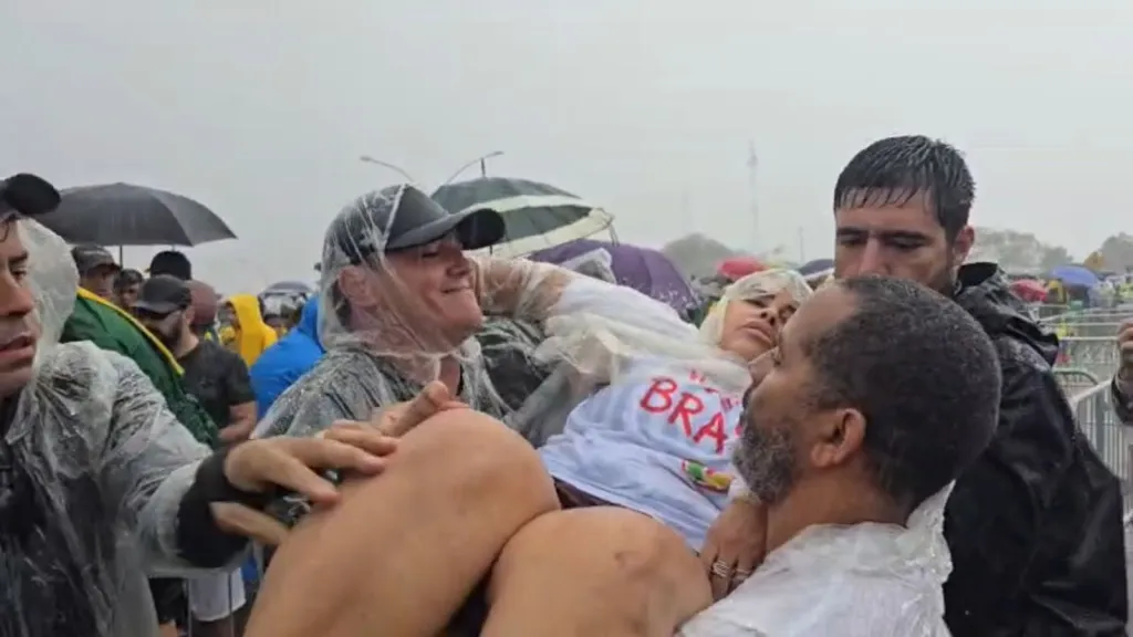 Raio atinge participantes de manifestação organizada por Nikolas Ferreira em Brasília
