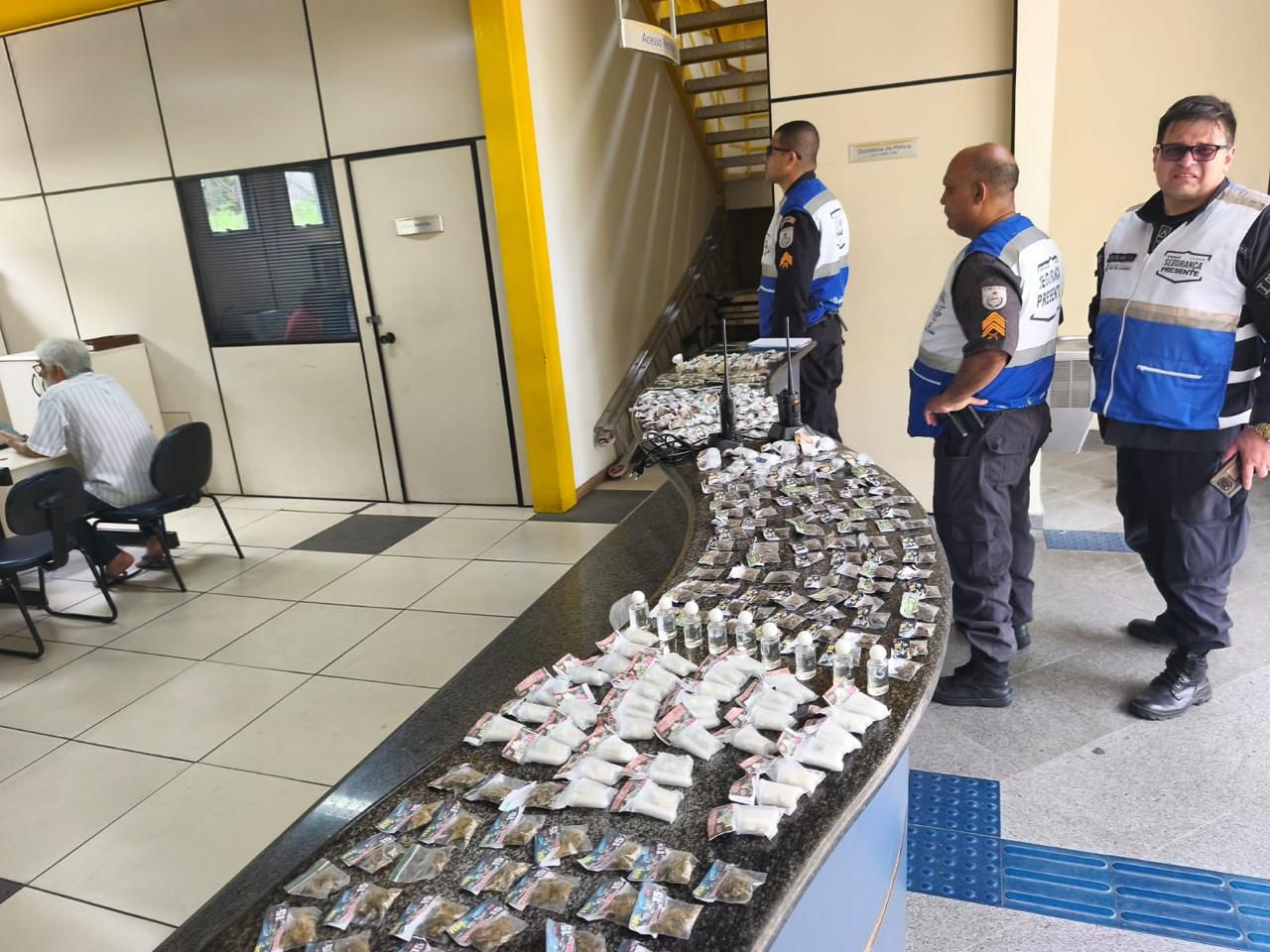 Operação Segurança Presente prende mulher e apreende adolescente por tráfico em Piratininga, Niterói