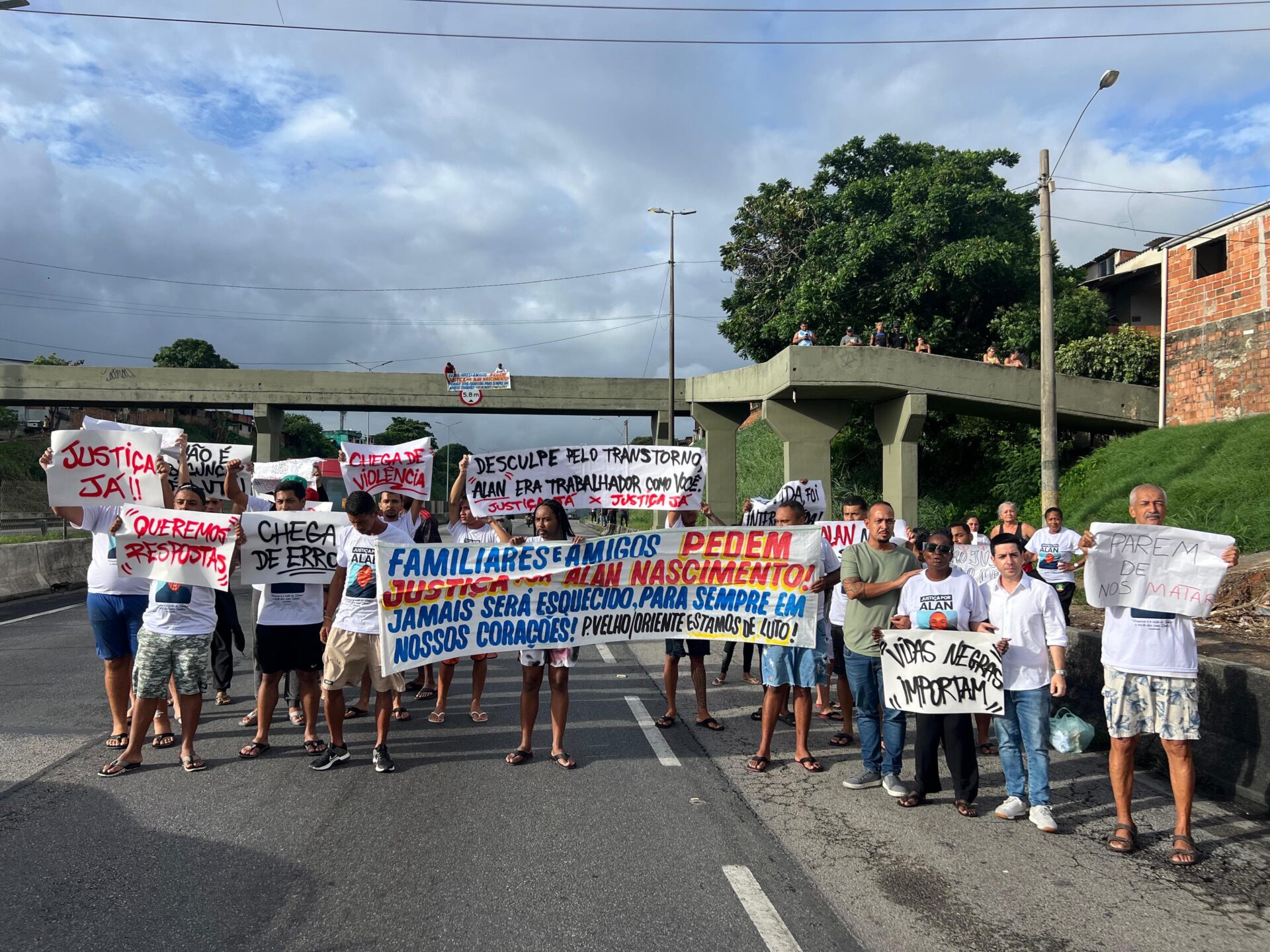 Manifestação fecha BR-101 em São Gonçalo: Família e lideranças pedem justiça por trabalhador morto