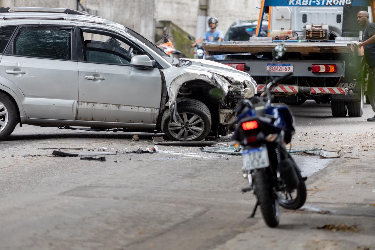 Veículo fica destruído após acidente na Avenida Pastor José Gomes de Souza, em Niterói