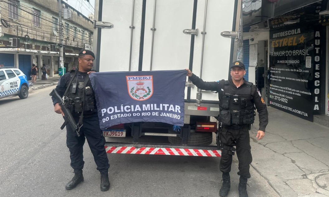 Polícia recupera carga após roubo de caminhão em São Gonçalo
