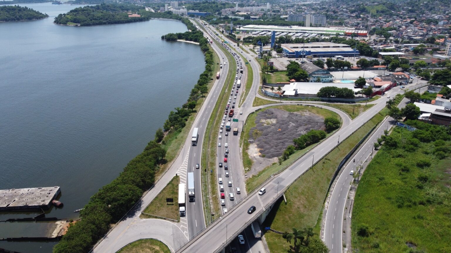 Queda de energia termina em protesto e interdição parcial na BR-101, em São Gonçalo