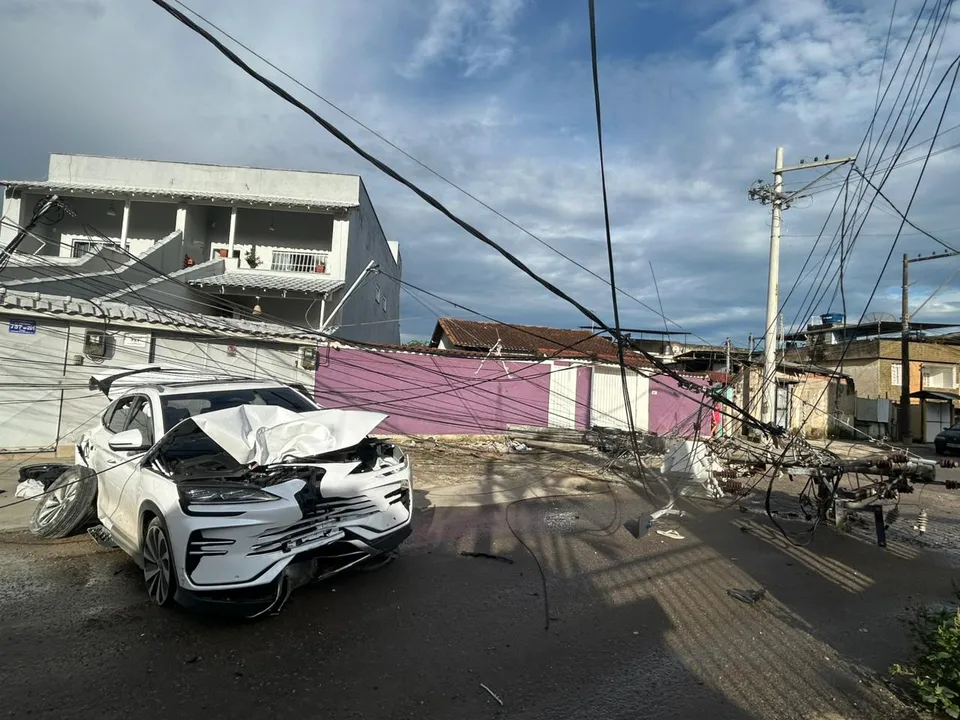 Veículo utilizado em roubos de carga bate em poste durante fuga e tem fuzil apreendido em São Gonçalo