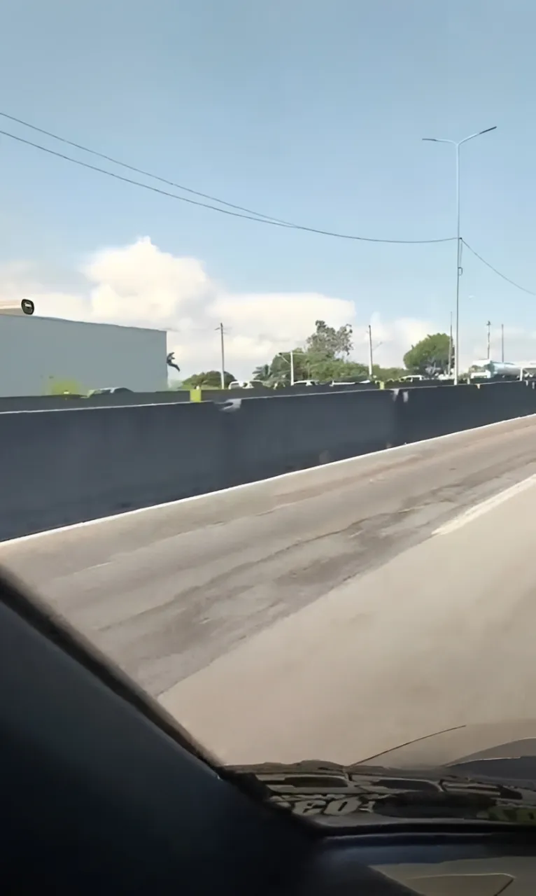 Criminosos provocam pânico na BR-101 e motoristas fogem pela contramão